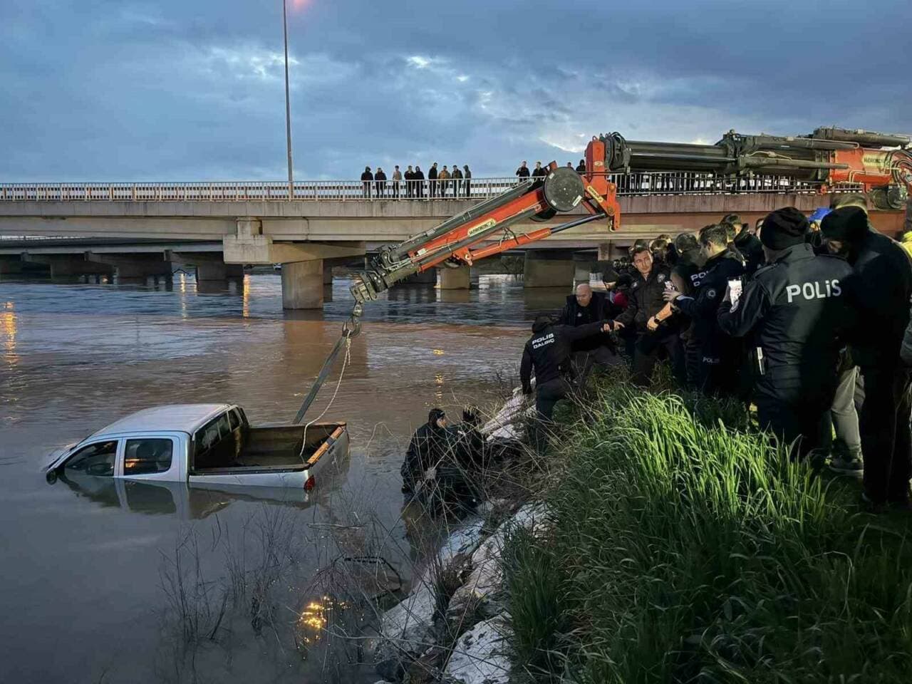 Bursa Karacabey'de dereye kapılan otomobilin kurtarma çalışmaları.