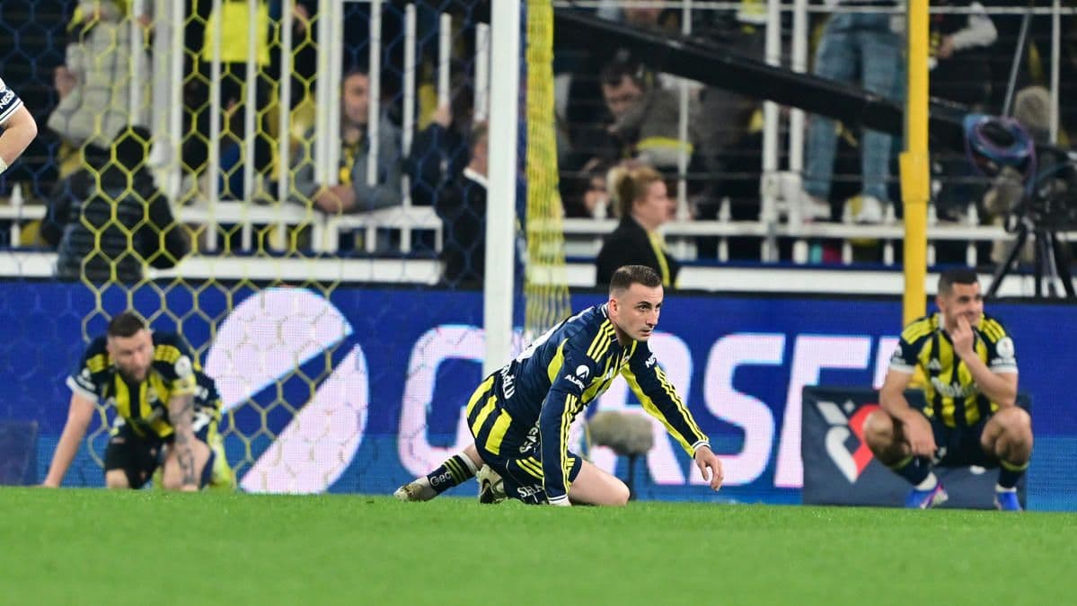 Fenerbahçeli futbolcuların Rizespor maçında yedikleri son dakika golü sonrası yaşadığı üzüntü.