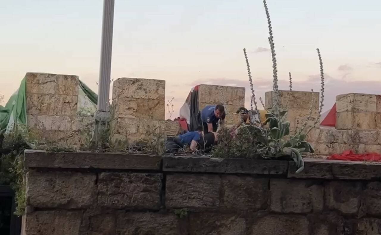 Bursa Tophane surlarında polis ekiplerinin intihar girişiminde bulunan bir gence müdahale anı.