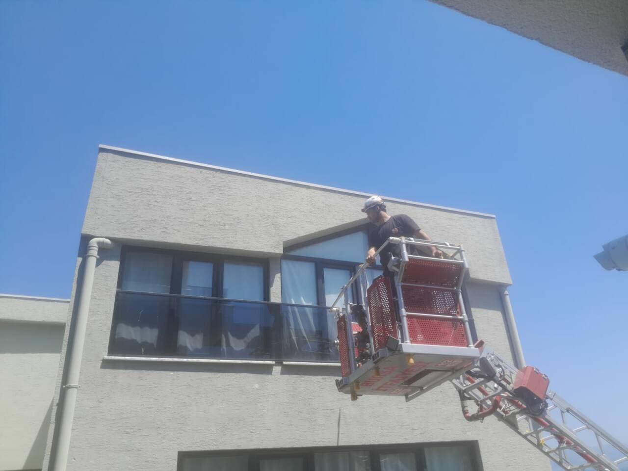 Bursa Mudanya'da Balkonda Sıkışan Yavru Kuş İtfaiye Ekiplerince Kurtarıldı