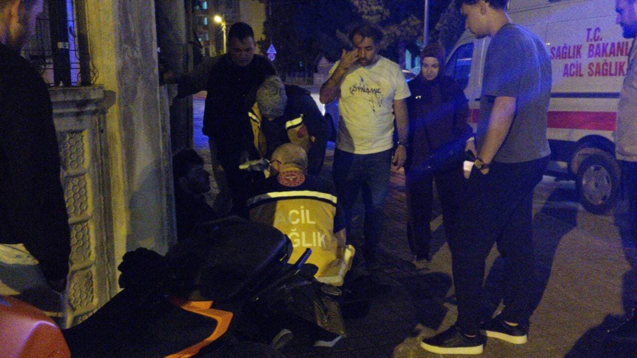 Bursa Barbaros Caddesi'nde motosiklet kazası sonrası olay yerinde sağlık ekipleri ve hasarlı motosiklet.