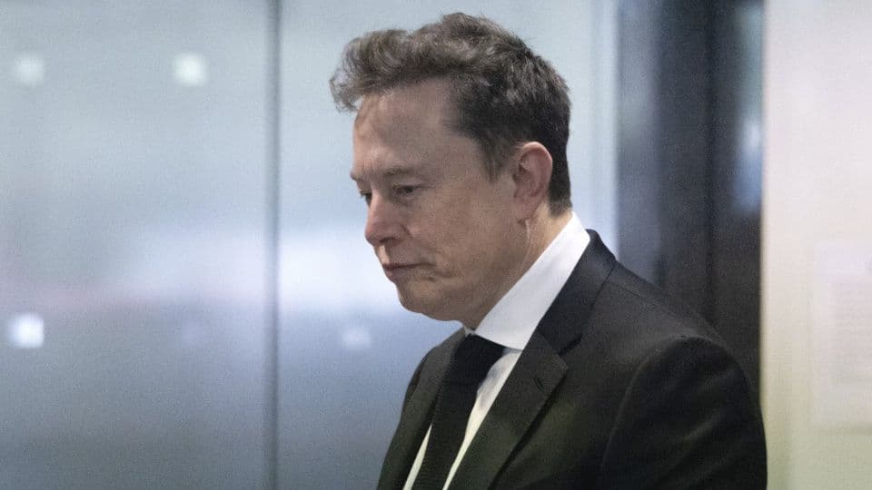 Elon Musk, OpenAI davası sonrası mahkeme çıkışında düşünceli bir ifadeyle yürüyor.