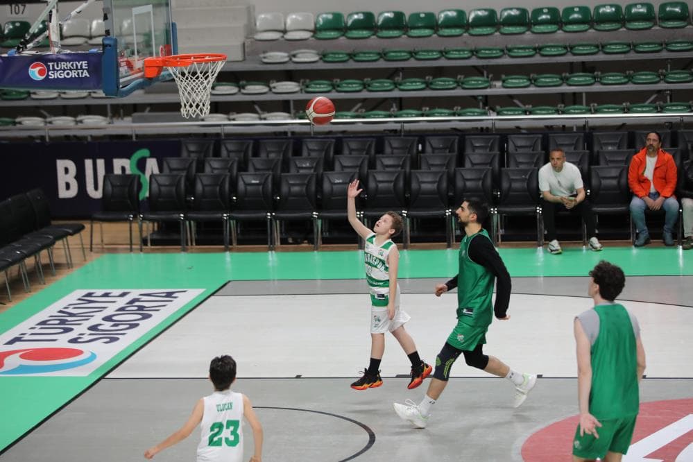 Bursaspor'dan 23 Nisan Coşkusu: Minik Basketbolcularla Özel Maç