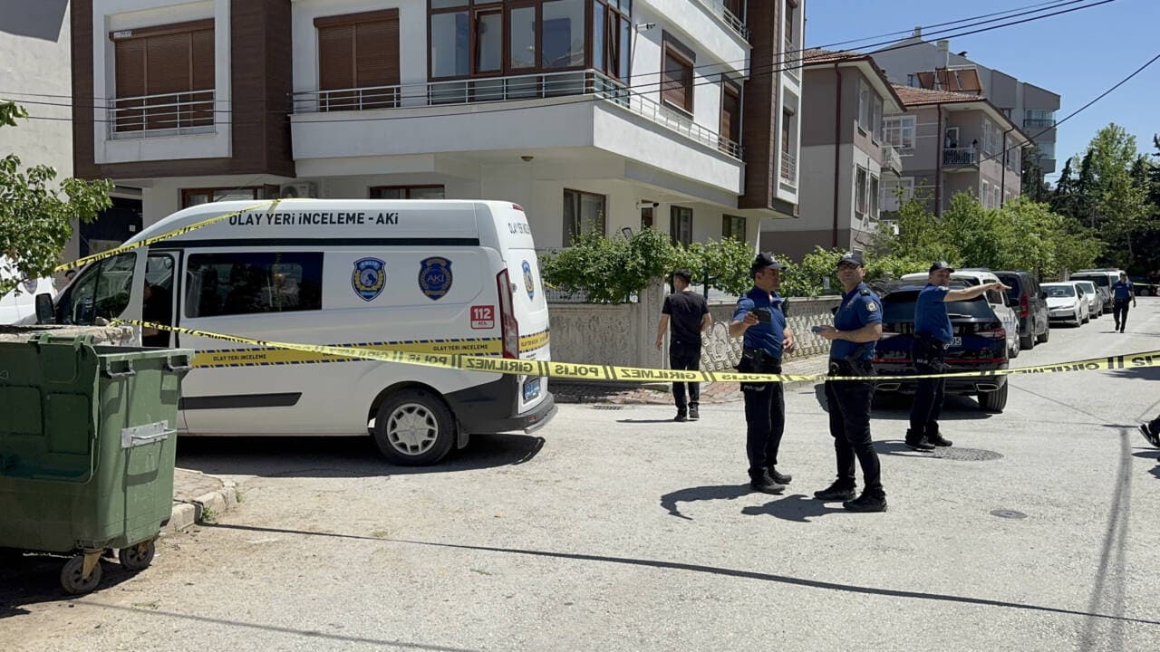 Konya'da veteriner çift cinayeti soruşturmasında olay yeri incelemesi yapan polis ekipleri ve polis aracı.
