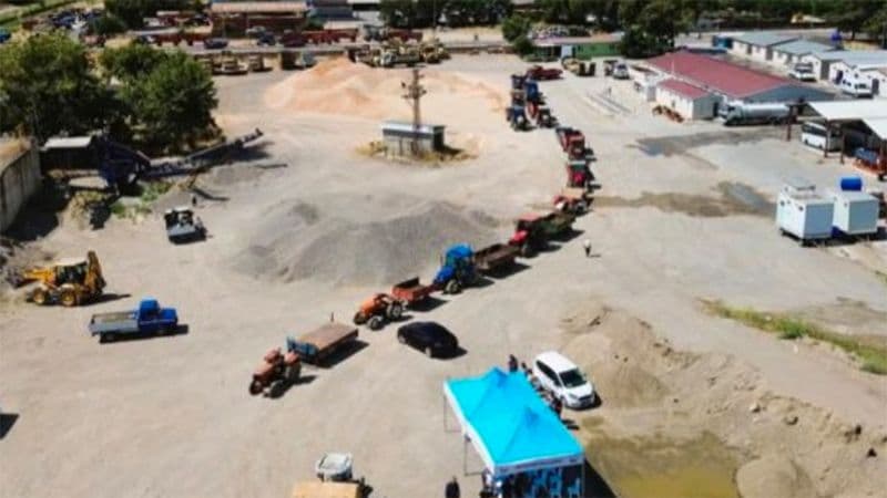 Mustafakemalpaşa'da Çiftçilere Saman Balya Desteği: Traktör Kuyrukları Oluştu