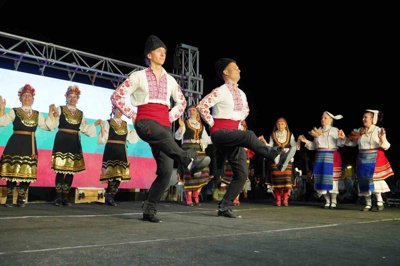 Ayvalık'ta Uluslararası Halk Dansları Festivali: 6 Ülkeden 750 Dansçı Sahne Aldı