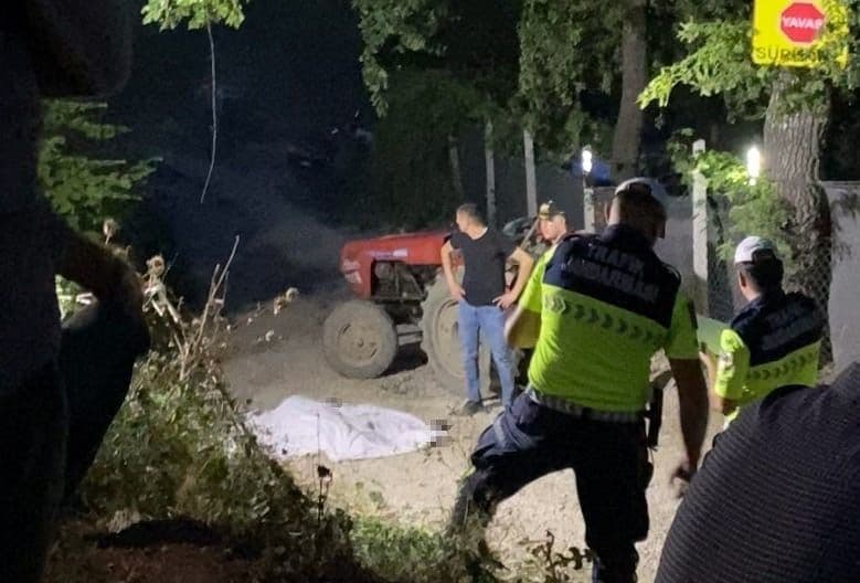 Bursa İnegöl'de meydana gelen traktör kazası sonrası olay yerinde inceleme yapan jandarma ekipleri ve kaza yapan traktör.