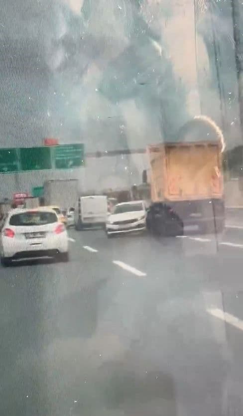 Kuzey Marmara Otoyolu'nda tırın otomobili sürüklediği kaza anı.