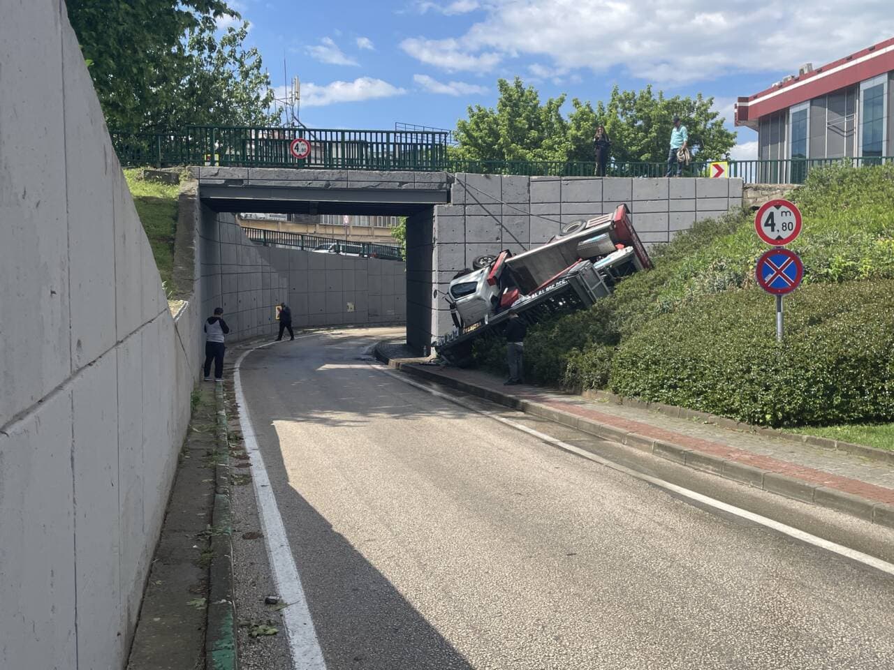 Bursa Büyükşehir Belediye Kavşağı'nda devrilen kamyonet, kaza sonrası olay yeri.