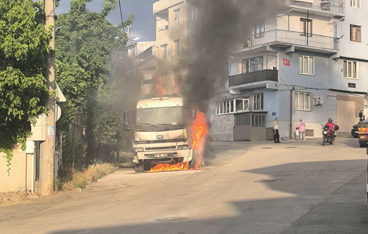 Bursa Yıldırım'da park halindeki yanan kamyon, alevler ve yoğun dumanlar.