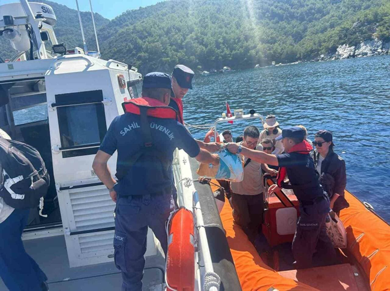 Muğla Datça'da Sahil Güvenlik ekipleri düzensiz göçmenleri teknede.