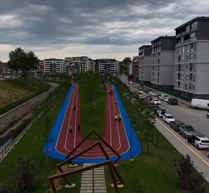 Bursa Balkan Mahallesi'ndeki yeni açılan yeşil alan parkı, koşu parkurları, yeşil alanlar ve modern binalar.