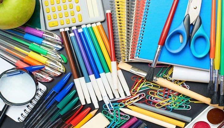 Öğrenciler için kırtasiye malzemeleri, okul masası, eğitim desteği