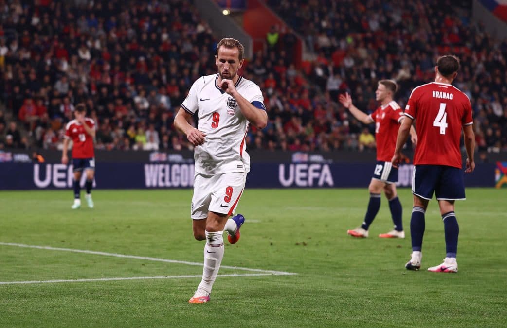 İngiltere forması giyen Harry Kane, Çekya maçında sahada koşarken