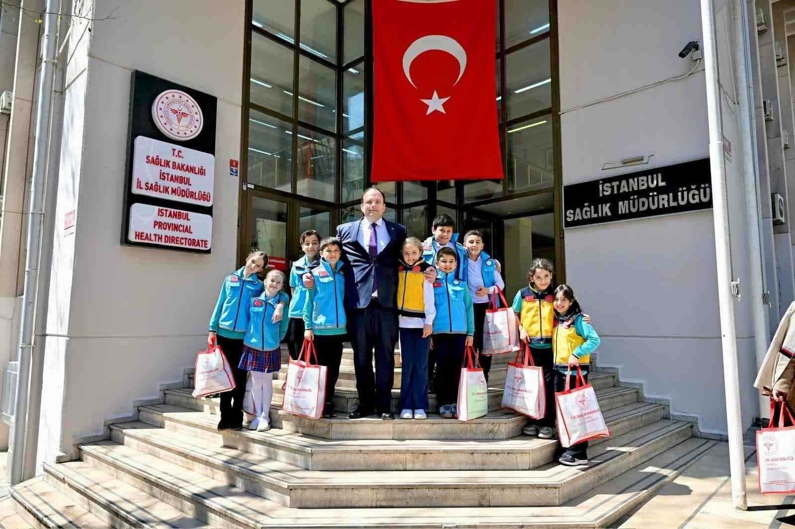 İstanbul İl Sağlık Müdürü ve çocuklar 23 Nisan etkinliğinde