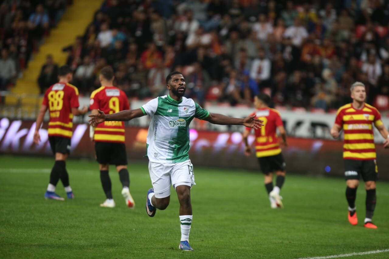 Bursasporlu futbolcu Kelechi Iheanacho gol sevinci yaşıyor.