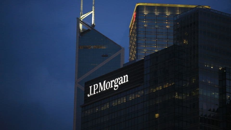 JPMorgan binası ve logosu, akşam saatlerinde ışıklandırılmış.