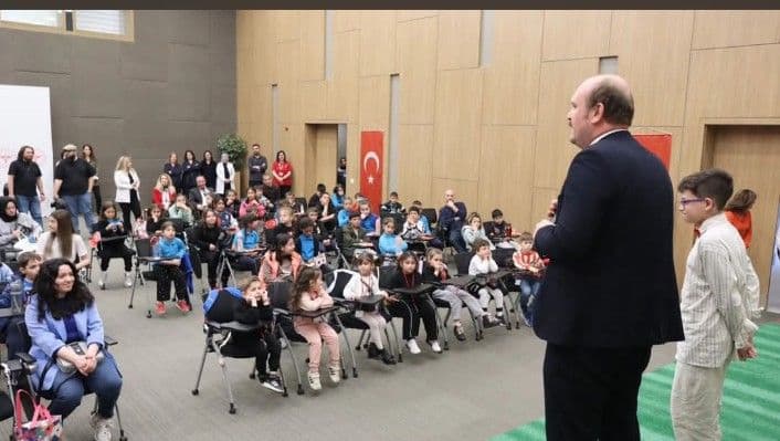 Bursa Şehir Hastanesi'nde 23 Nisan Ulusal Egemenlik ve Çocuk Bayramı kutlaması, çocuklar ve Başhekim.