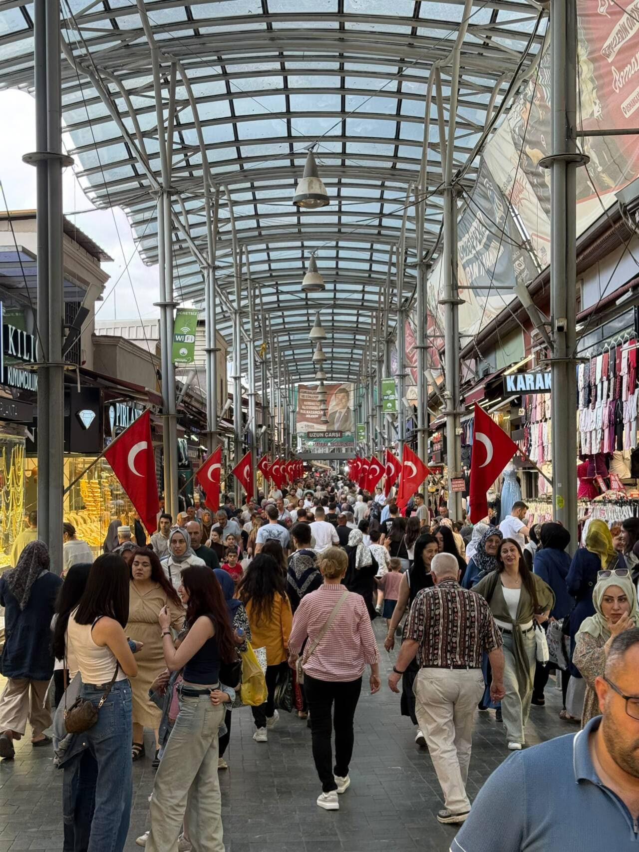 Bursa Kapalı Çarşı'da milli maç coşkusuyla asılı Türk bayrakları ve kalabalık