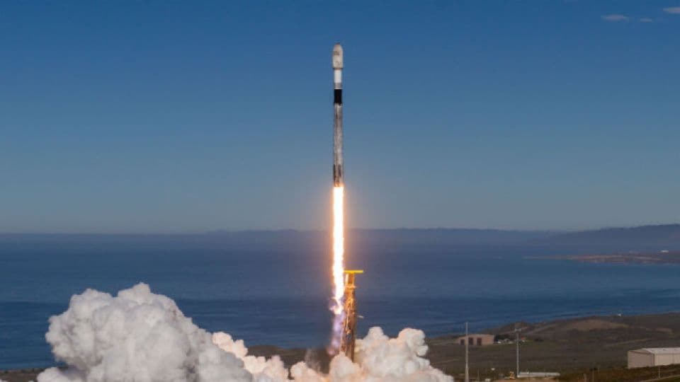 SpaceX roketi fırlatma anı, deniz kenarında gökyüzüne yükseliyor