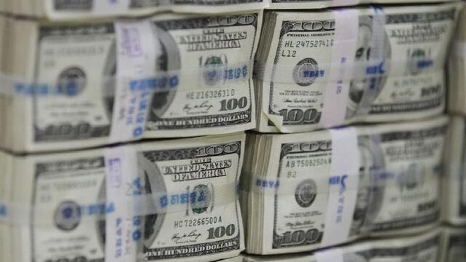 Yüz dolarlık banknot desteleri.