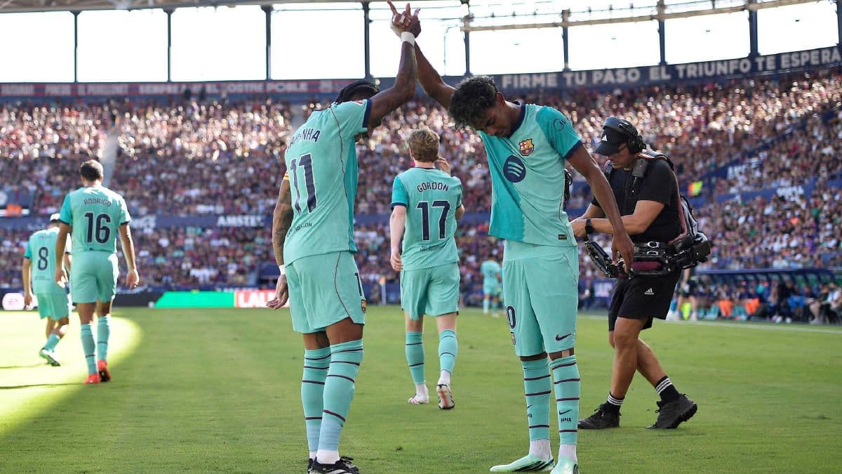 Barcelona'lı futbolcular Lamine Yamal ve Raphinha maç sonrası sahada.