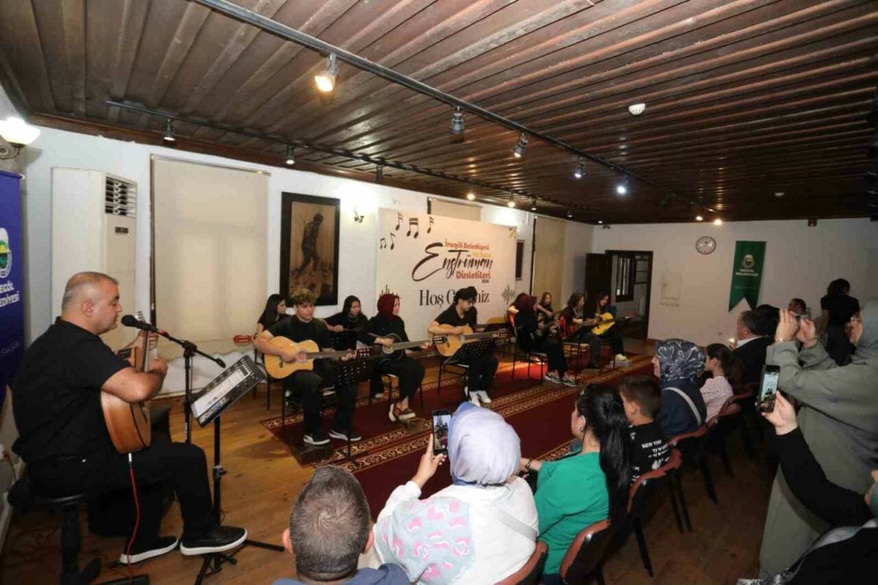İnegöl Belediyesi Gitar Kursu Mezunları Sertifikalarını Aldı