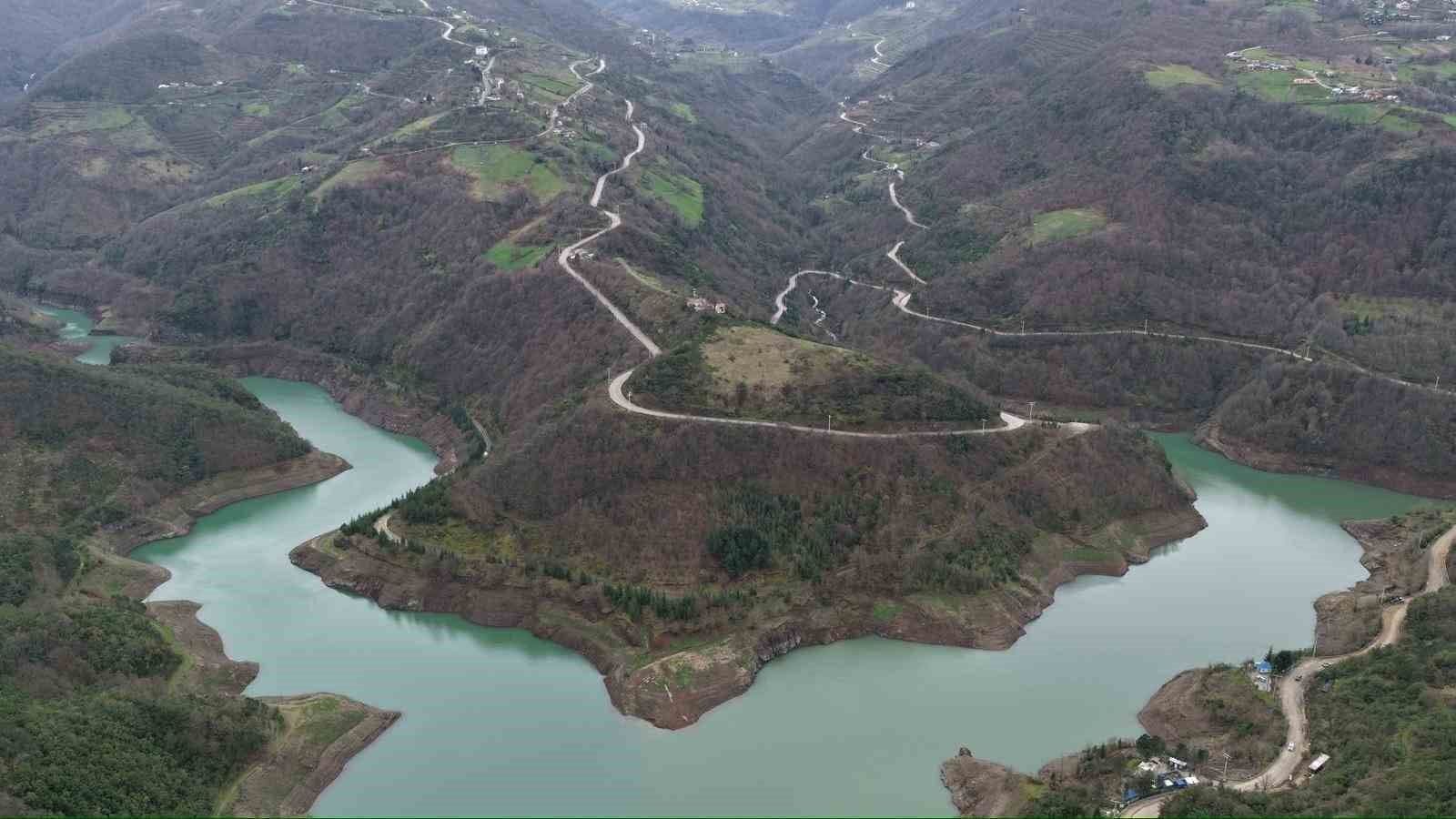 Kocaeli'de bulunan Yuvacık Barajı'nın yüksek doluluk oranını gösteren havadan görünümü.