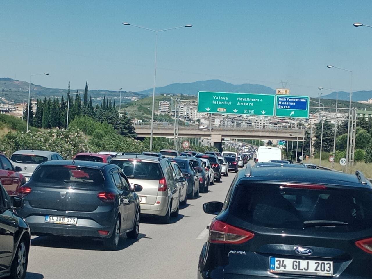 Bursa Çevre Yolu'nda bayram tatili dönüşü yaşanan yoğun trafik ve araç kuyrukları