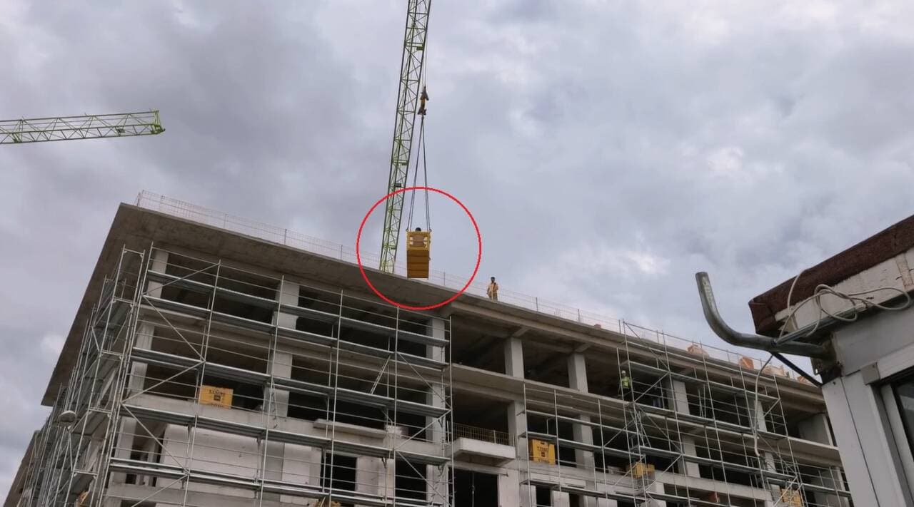 İnegöl'de inşaat kazasında vinçle kurtarılan işçi.