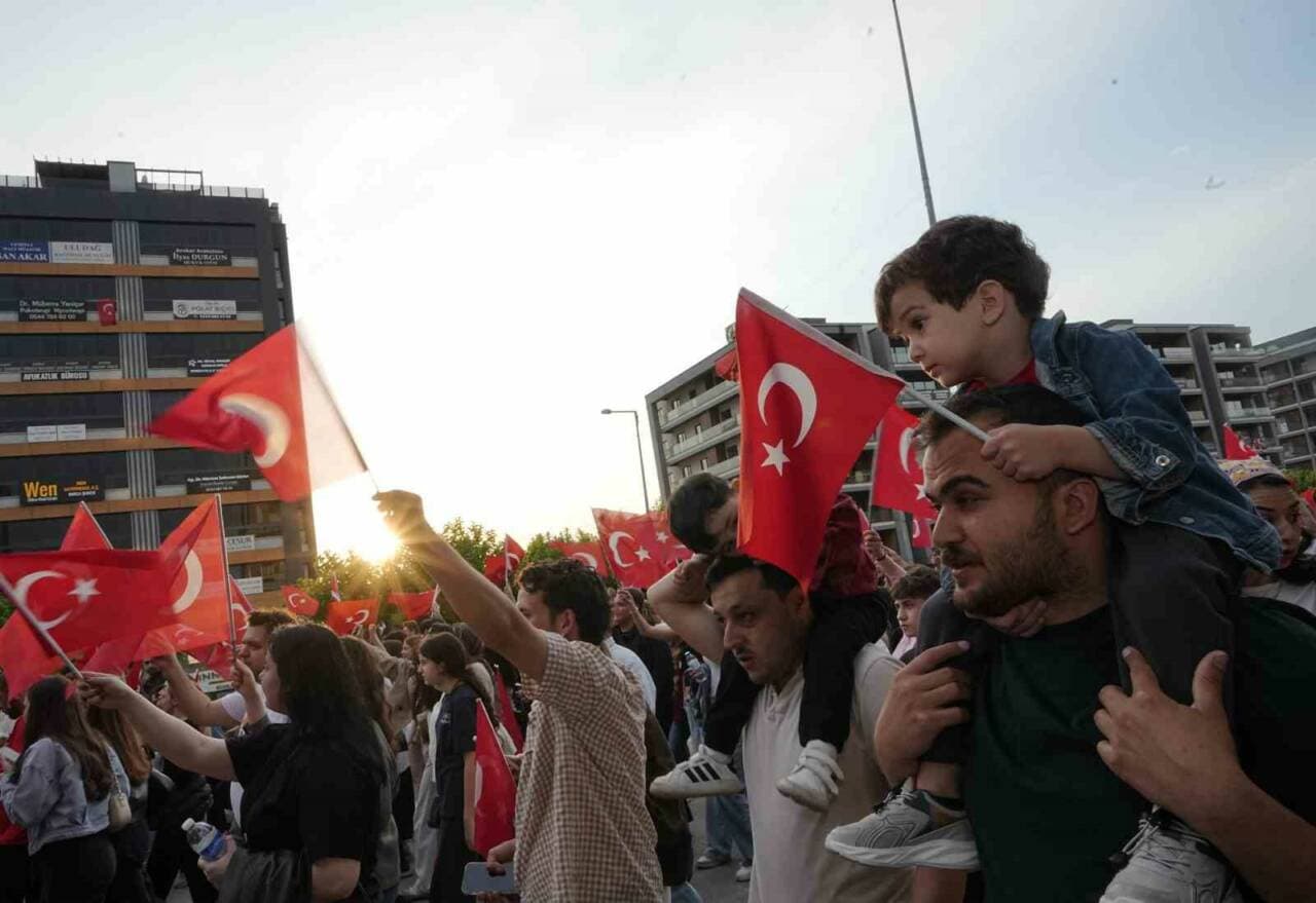 Nilüfer'de 19 Mayıs Coşkusu: Binlerce Bursalı FSM Bulvarı'nda Yürüdü