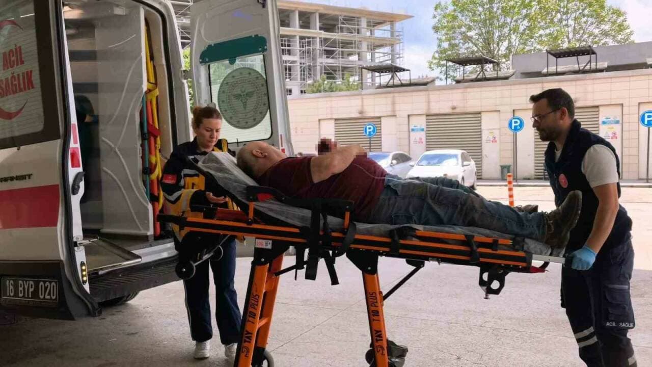 İnegöl'de iş kazasında yaralanan işçi, sağlık ekipleri tarafından sedyeyle ambulansa taşınıyor.