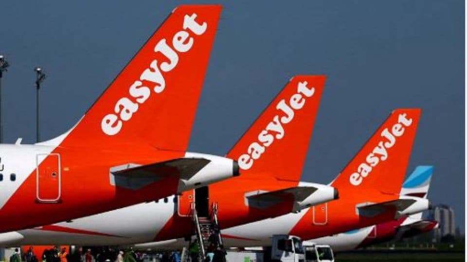 EasyJet uçaklarının kuyrukları, finansal düşüş.