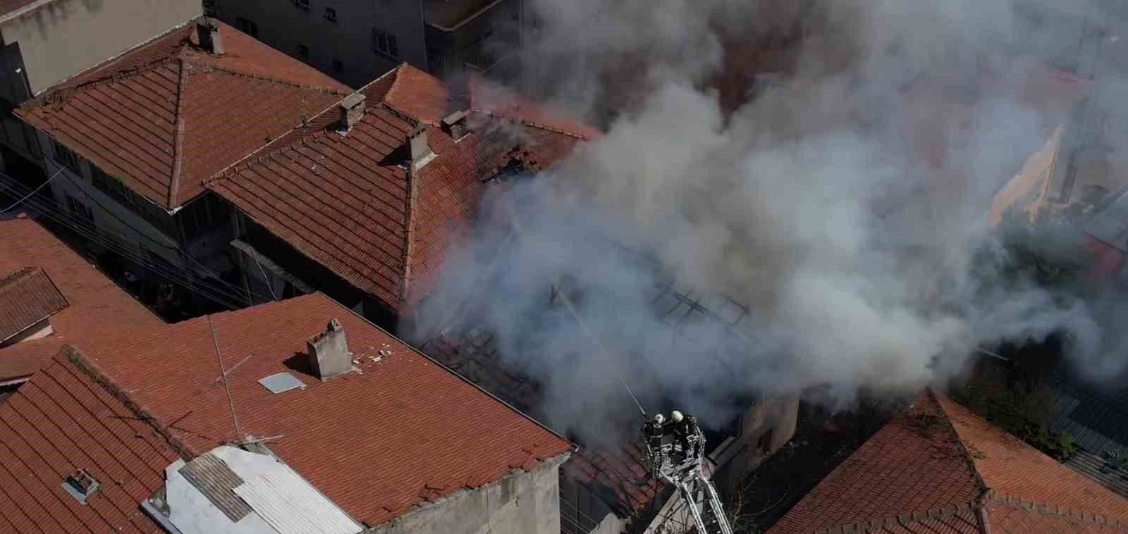 Sakarya'da çatı yangınına müdahale eden itfaiye ekipleri, yükselen dumanlar.
