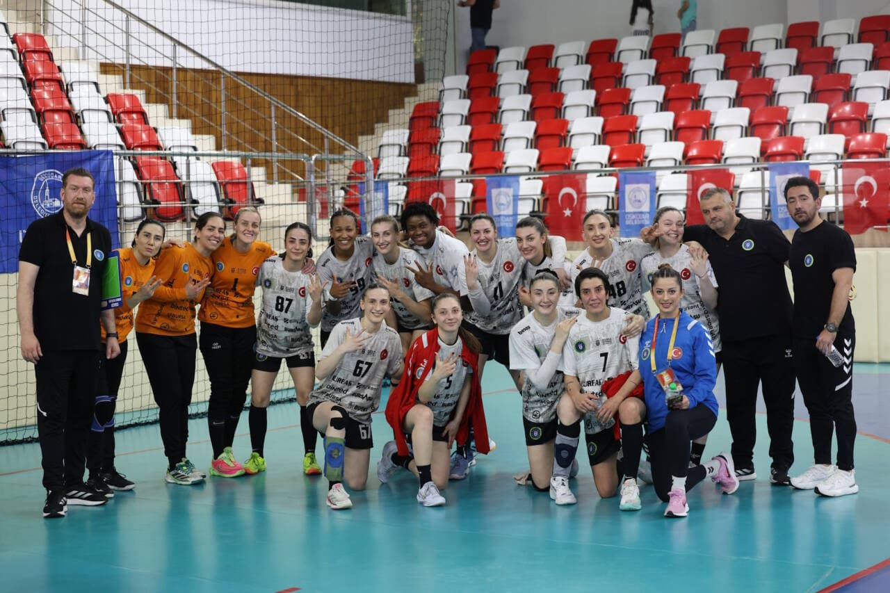 Bursa Büyükşehir Belediyespor Kadın Hentbol Takımı oyuncuları ve teknik ekip, şampiyonluk sevinciyle poz veriyor.