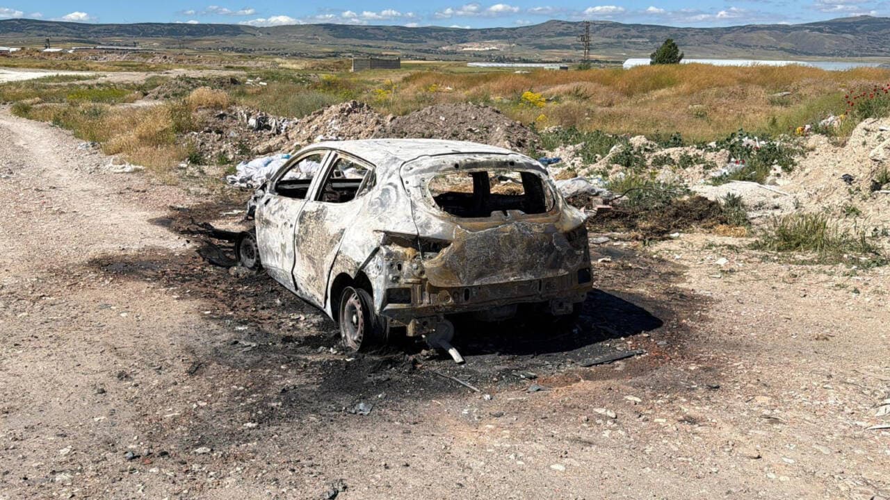 Eskişehir'de yakılan otomobilin enkazı, olay yeri