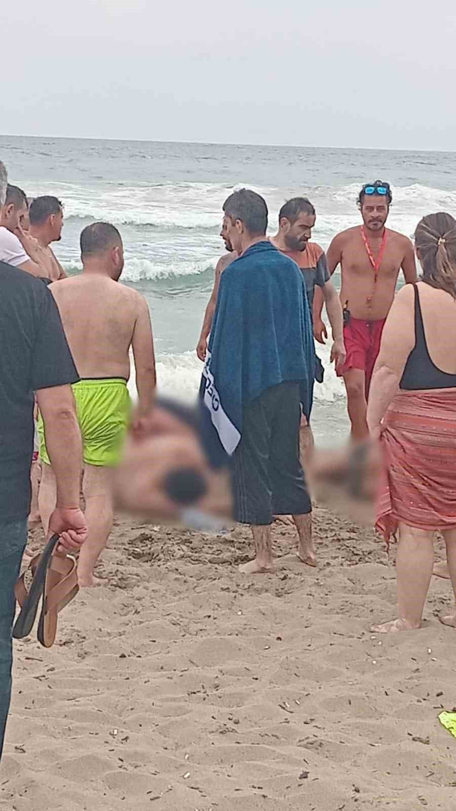 Bartın İnkumu sahilinde cankurtaranlar tarafından kurtarılan kişiler.