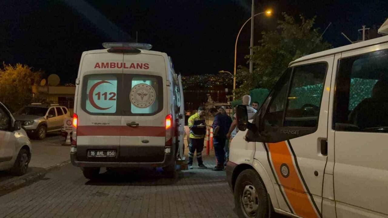 Bursa Gemlik'te iskeleden düşen üniversite öğrencisi olay yerinde ambulans ve acil durum ekipleri.