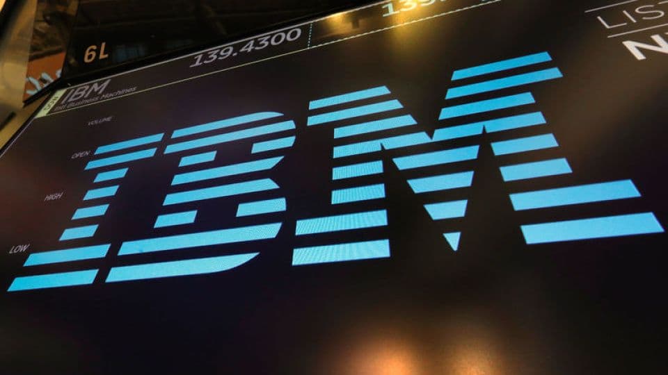 IBM logosu ve borsa ekranında düşüş gösteren hisse senedi verileri.