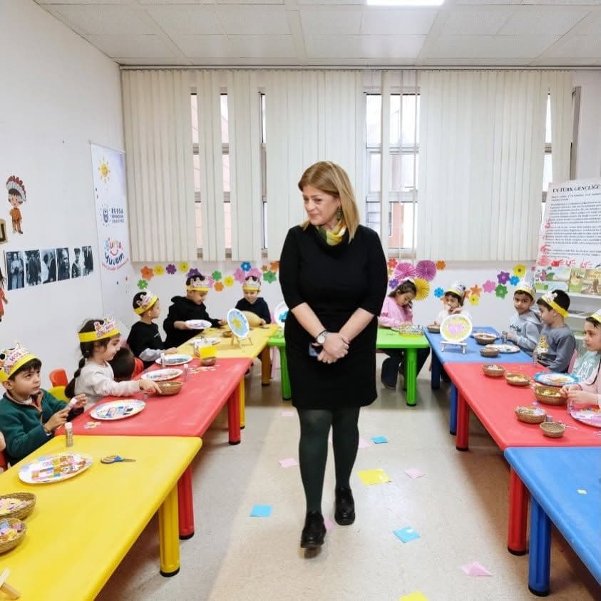 Eğitimci Ayça Bayraktar Tayar, çocuklarla bir etkinlik sırasında.