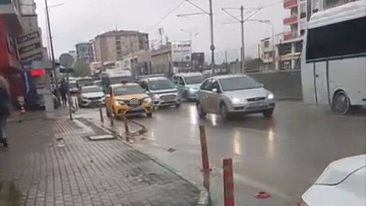 Bursa'da trafikte tehlikeli manevra yapan taksi ve diğer araçlar.