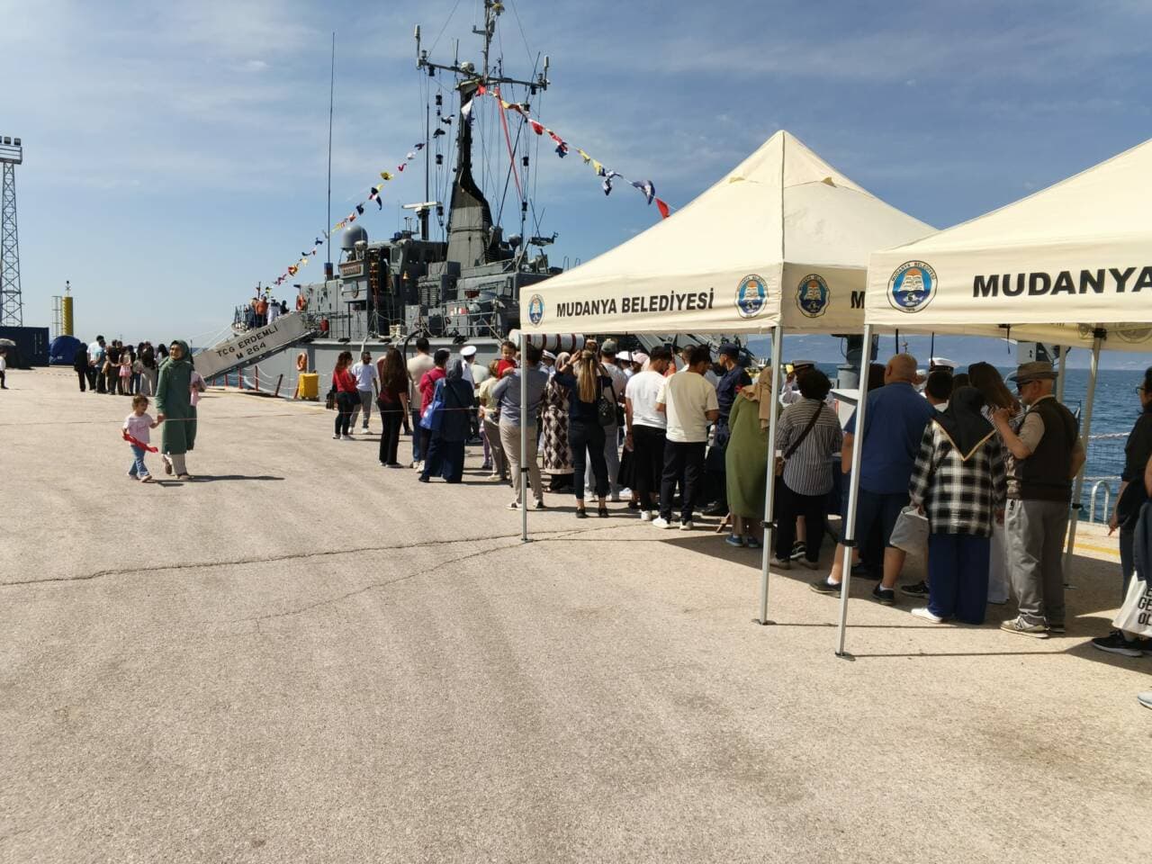Mudanya Limanı'nda demirli TCG Erdemli savaş gemisini ziyaret etmek için bekleyen vatandaşlar.