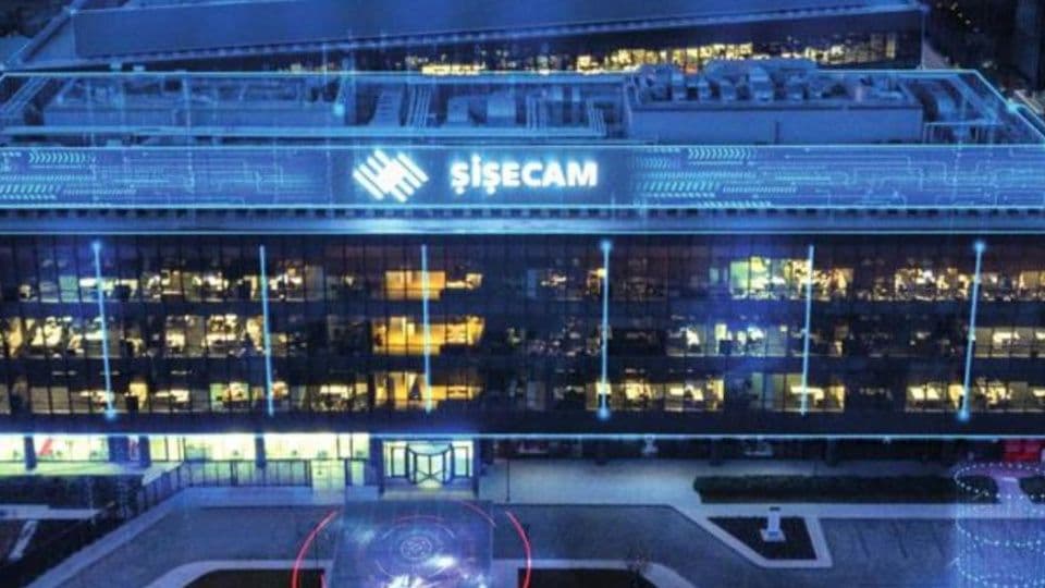 Şişecam genel merkez binası, dış cephesinde şirket logosu ve dijital grafikler.