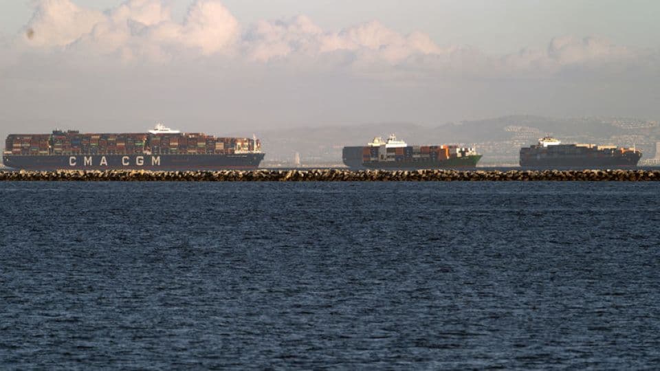 Denizde ilerleyen CMA CGM şirketine ait konteyner gemileri.