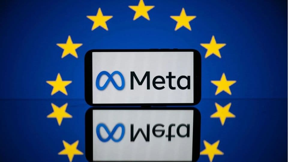 Avrupa Birliği bayrağı önünde ekranında Meta logosu bulunan bir akıllı telefon ve yansıması.