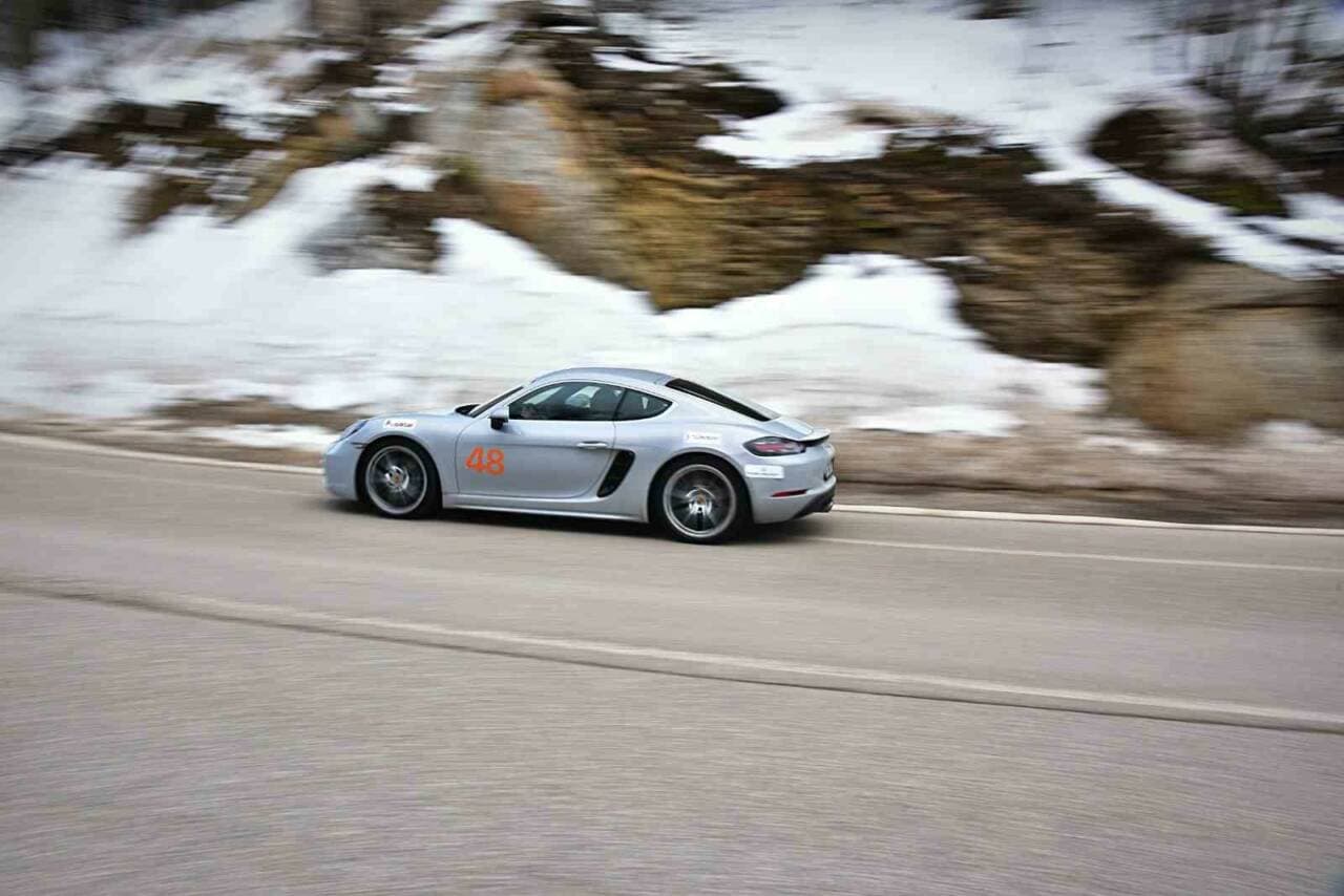 Uludağ'da Otomobil Tutkunları Karla Kaplı Zirvede Bir Araya Geldi