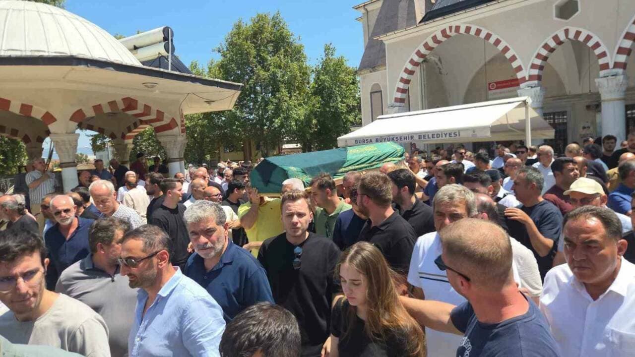 Orhangazi'de lösemiye yenik düşen Eslem Melis Güneri'nin cenaze töreni, kalabalık bir cemaatle cami önünde.