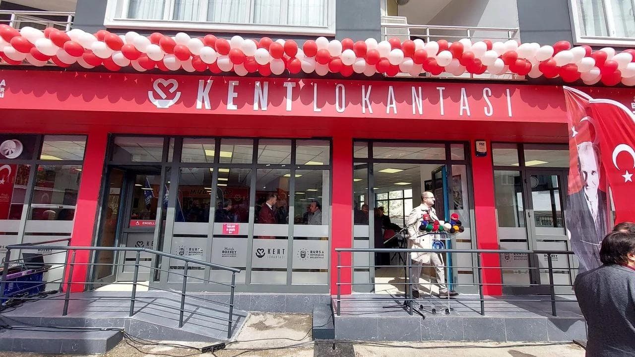 Bursa Kent Lokantası'nın açılış veya resmi bir etkinlik sırasında çekilmiş dış cephe görüntüsü.