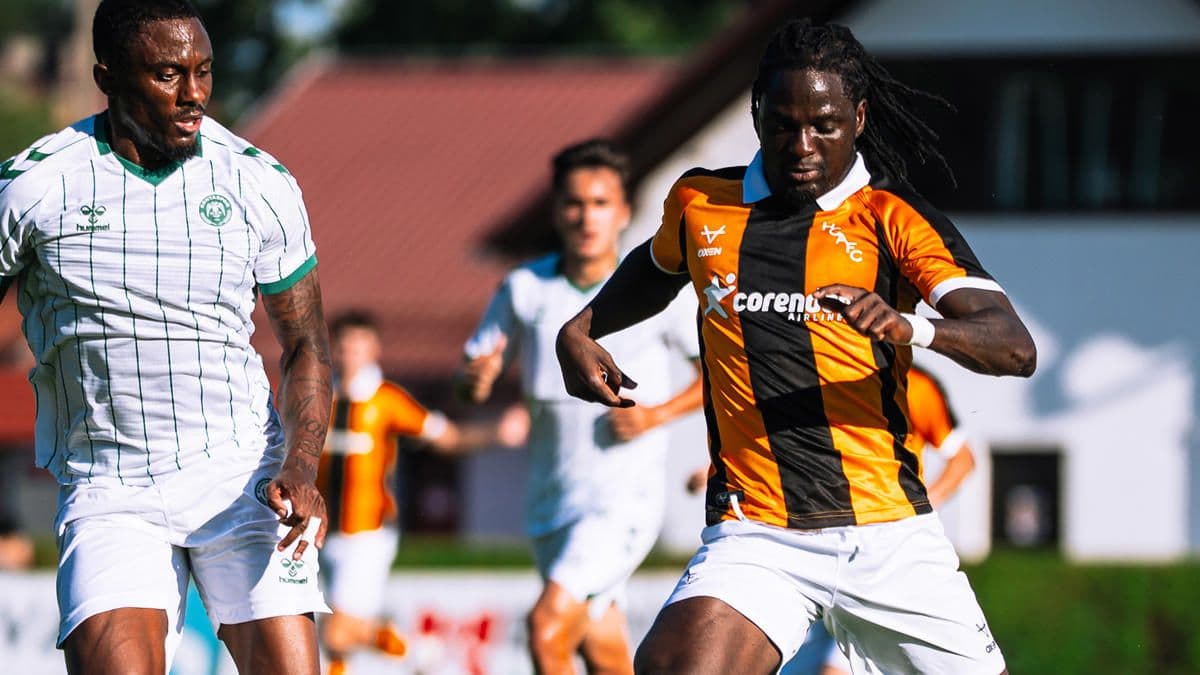 Konyaspor ve Hull City futbolcuları hazırlık maçında mücadele ederken.