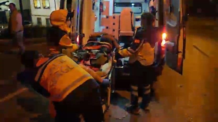 Bursa'da kaza yapan yaralı motosiklet sürücüsü, sağlık ekipleri tarafından sedyeyle ambulansa taşınıyor.